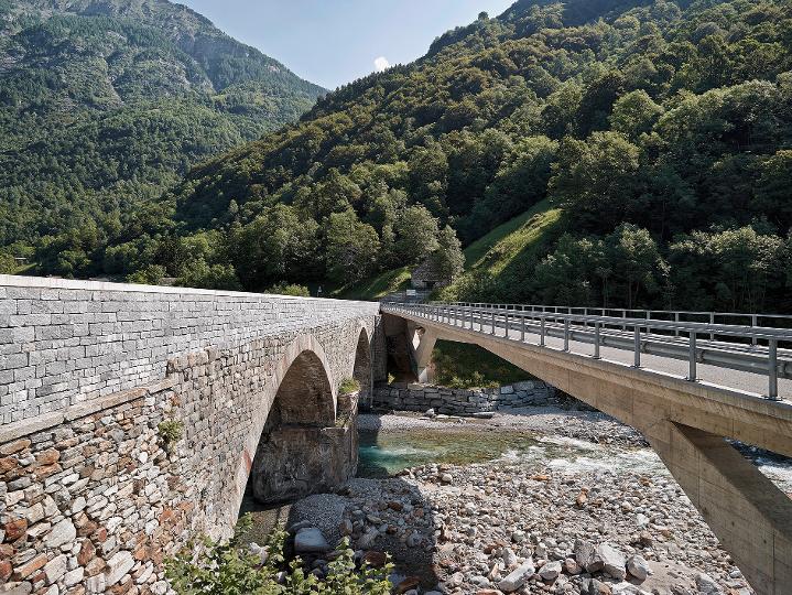 Brücke über die Verzasca in Frasco