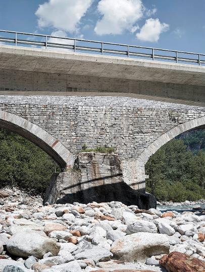 Brücke über die Verzasca in Frasco
